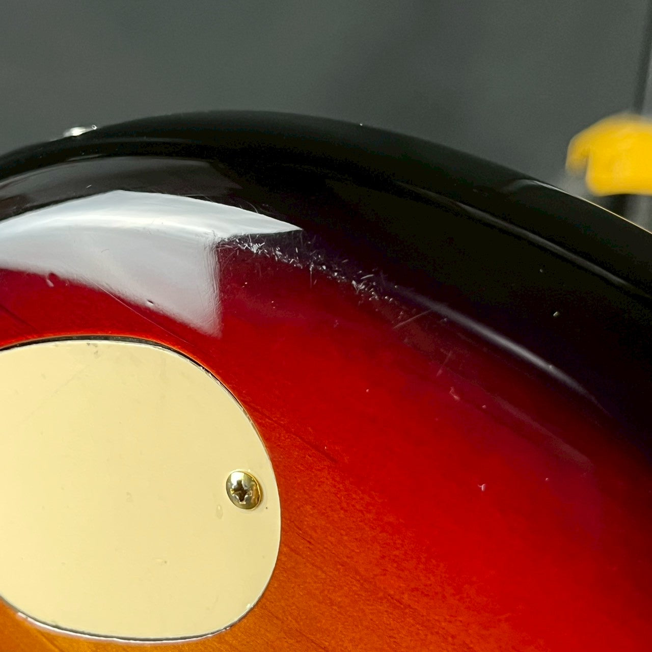 YAMAHA SGV700 Sunburst