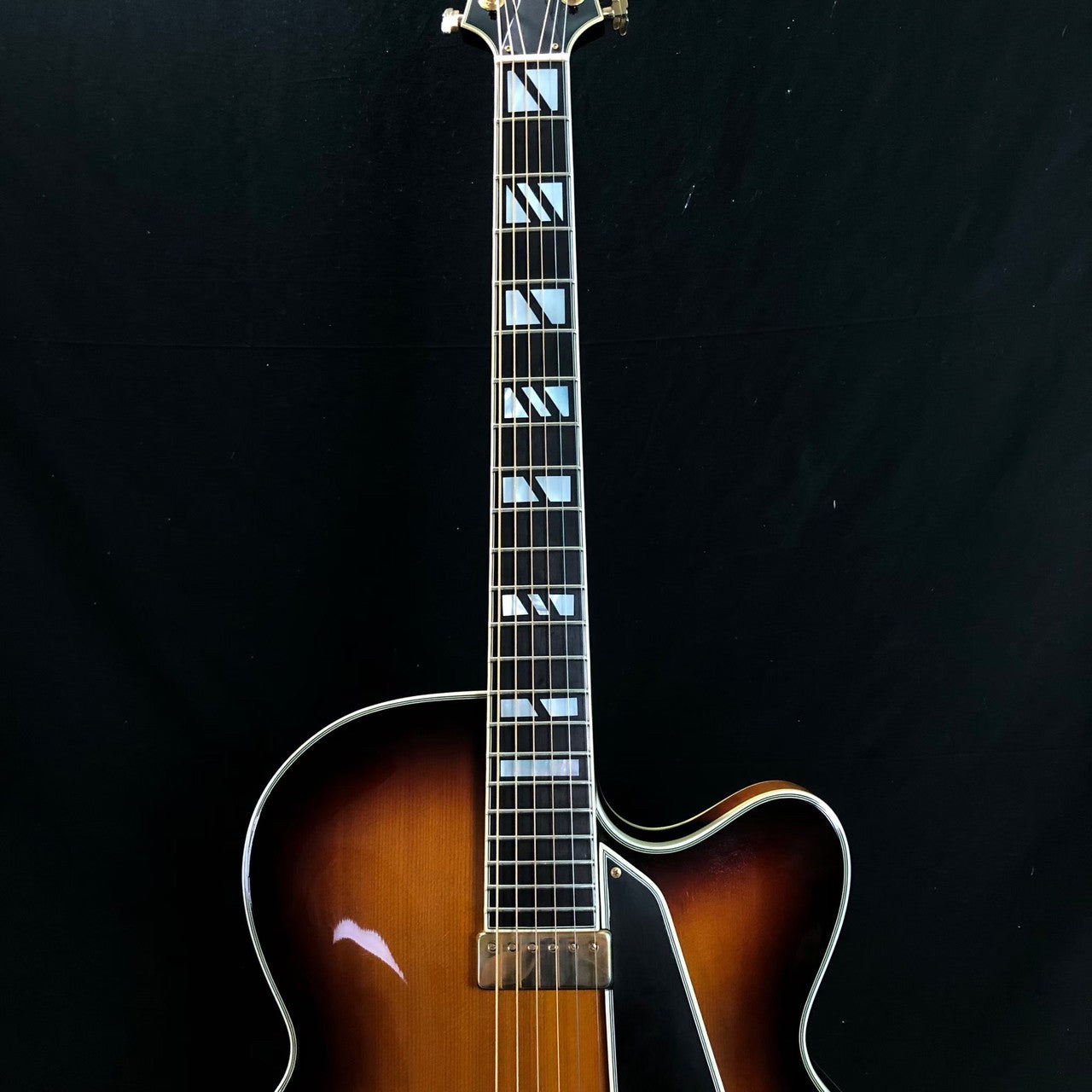 Dauphin Guitar